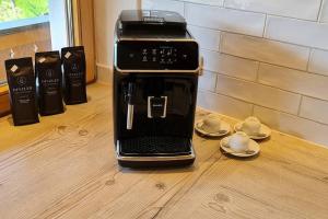 uma máquina de café sentada em cima de uma mesa em Ferienwohnung Otto em Ruhpolding