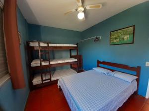 Divstāvu gulta vai divstāvu gultas numurā naktsmītnē Apartamento na Praia do Tortuga