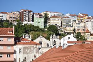 uma vista para uma cidade com edifícios e telhados em Terreiro da Erva House em Coimbra