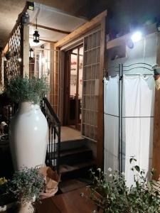 un couloir avec un grand vase blanc et quelques plantes dans l'établissement Casavacanze Tuttapposto, à Palerme