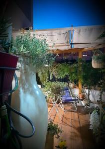 Un jarrón blanco grande con algunas plantas. en Casavacanze Tuttapposto en Palermo
