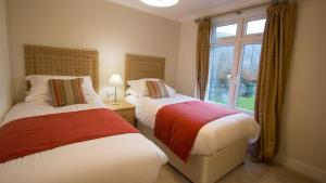 Giường trong phòng chung tại Llyn Dinas Lodge +25 ảnh