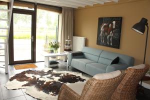 a living room filled with furniture and a couch at Bed & Breakfast Langlaar in Nuenen
