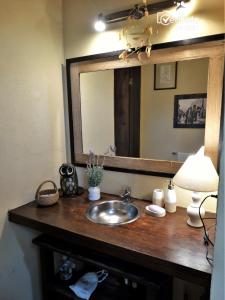 eine Badezimmertheke mit einem Waschbecken und einem Spiegel in der Unterkunft Ave Fénix, un lugar mágico para disfrutar. in Punta Del Diablo