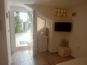 TV a/nebo společenská místnost v ubytování Apartments & room Ivica Split