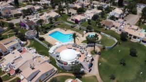 uma vista aérea de um resort com uma piscina em Hopstays Vilamoura Aldeia do Golfe - House C3 em Vilamoura