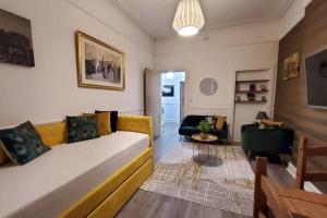 エディンバラにあるLeith Spectacular Apartment By Sensational Stay Short Lets & Serviced Accommodation With 6 Separate Beds & 2 Bathsのリビングルーム(ソファ、テーブル付)