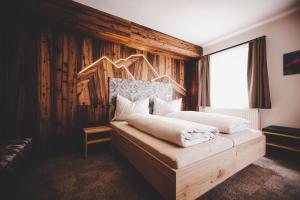 Postel nebo postele na pokoji v ubytování Gasthof Gschoadwirt + 15 fotografií