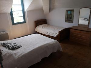 A bed or beds in a room at Le petit manoir de Palau