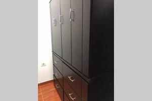 un armario negro con cajones en una habitación en 201 Departamento exclusivo en Chorrillos, en Lima