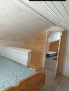 מיטה או מיטות בחדר ב-Villmarksgård, hytte ved vannet