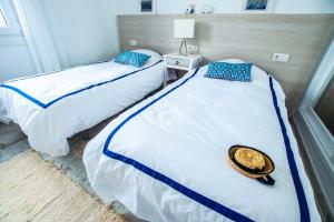 Ένα ή περισσότερα κρεβάτια σε δωμάτιο στο Seashell Beach House on the frontline of the ocean +16 φωτογραφίες
