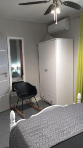 Una cama o camas en una habitación de Charmant F2 classé, belle vue mer, spa, piscine, bateau