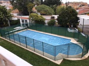 Der Swimmingpool an oder in der Nähe von Casa de los Limones by Costadelsolholiday FAMILY VILLA NEAR PUERTO MARINA