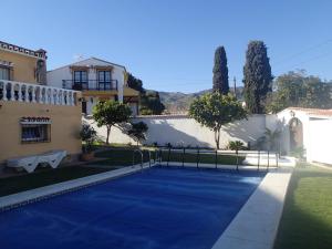 einen Pool im Hof eines Hauses in der Unterkunft Casa de los Limones by Costadelsolholiday FAMILY VILLA NEAR PUERTO MARINA in Benalmádena