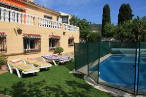 Der Swimmingpool an oder in der Nähe von Casa de los Limones by Costadelsolholiday FAMILY VILLA NEAR PUERTO MARINA