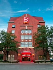 Red Roof Inn PLUS+ Columbus Downtown - Convention Center في كولومبوس: مبنى من الطوب الاحمر بسقف احمر