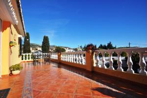 Ein Balkon oder eine Terrasse in der Unterkunft Casa de los Limones by Costadelsolholiday FAMILY VILLA NEAR PUERTO MARINA