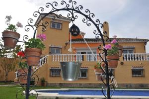 Der Swimmingpool an oder in der Nähe von Casa de los Limones by Costadelsolholiday FAMILY VILLA NEAR PUERTO MARINA