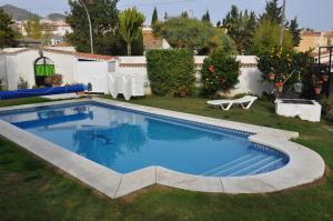 Der Swimmingpool an oder in der Nähe von Casa de los Limones by Costadelsolholiday FAMILY VILLA NEAR PUERTO MARINA