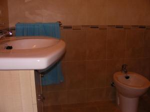 ein Bad mit einem Waschbecken und einem WC in der Unterkunft Tranquila casa de campo en Cedeira in Cedeira