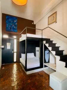 - łóżko piętrowe ze schodami w pokoju w obiekcie Kuku Ruku Hotel w mieście Querétaro