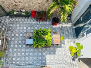 an overhead view of a patio with tables and plants at Kuku Ruku Hotel in Querétaro