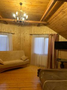 布克维Cottage Kalina的带沙发和枝形吊灯的客厅