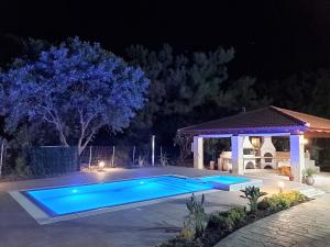 una piscina notturna con gazebo di Fiore di Rodi - Private Pool, Jacuzzi and Barbecue a Ialyssos
