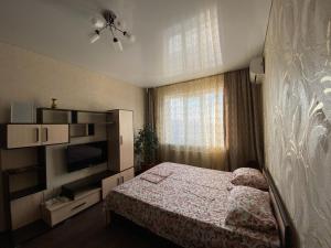 Кровать или кровати в номере Apartment on Leninskiy prospect 124b