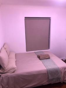 um quarto com uma cama e uma janela grande em St Pete's Luxury Duplex Apartment - Perfect for the Single guest, Cosy Couple or the Friendly Family em Newton Park