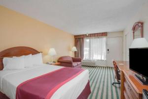 Letto o letti in una camera di Days Inn by Wyndham Asheville West