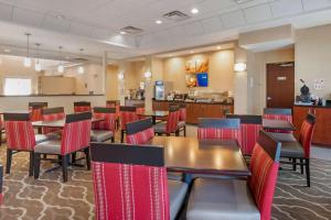 a restaurant with tables and chairs and a cafeteria at Comfort Suites Fredericksburg North in Fredericksburg