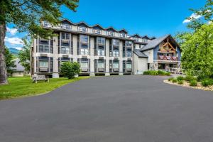 ein großes Gebäude mit einer Einfahrt davor in der Unterkunft The Valley Inn, Ascend Hotel Collection in Waterville Valley