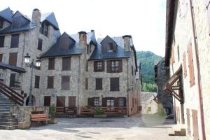 un gran edificio de piedra con anterioridad en Apartamento Casa Bielsa, en El Pueyo de Jaca