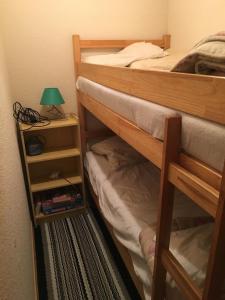 Poschodová posteľ alebo postele v izbe v ubytovaní Au pied des pistes