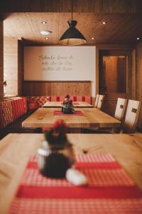 Gasthof Gschoadwirt في Kernhof: غرفة طعام مع طاولة وكراسي خشبية