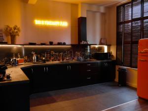 Kuchyň nebo kuchyňský kout v ubytování SLEEP INN - Black and Gold Loft Antwerp Cityview