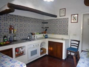 a kitchen with a stove and a stove top oven at Villa Donatella in Leni