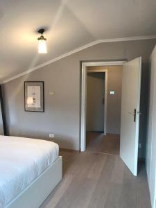 Ένα ή περισσότερα κρεβάτια σε δωμάτιο στο Villa Corazza-Bezauberndes Appartment+ Schwimmbad