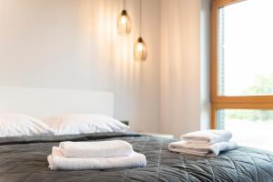 a bed with three towels on top of it at Old Town Nadmotławie - Sauna & Gym I 10min deptak in Gdańsk