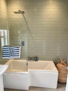 uma grande banheira branca na casa de banho em Seaside Sundae Suite em Lytham St Annes