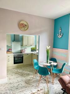 uma cozinha com mesa e cadeiras num quarto em Seaside Sundae Suite em Lytham St Annes