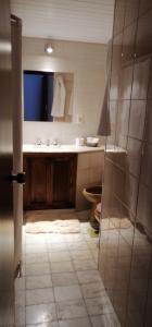 y baño con lavabo, aseo y espejo. en Hotel Continental en Montevideo
