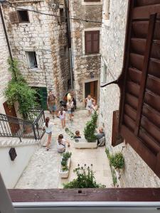 an overhead view of a group of people in an alley at House Gorica in Šibenik