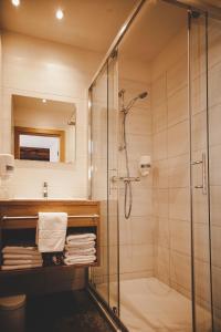 a bathroom with a shower and a glass shower stall at Gasthof Gschoadwirt in Kernhof