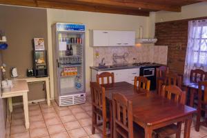 una cucina con tavolo e frigorifero di Hostel Buenos Aires a El Calafate