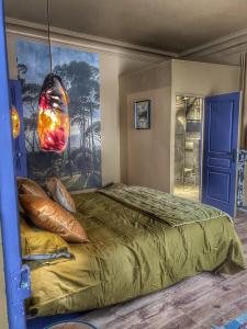 sypialnia z łóżkiem i obrazem na ścianie w obiekcie AZAL1889 w Calais