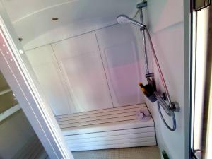 Koupelna v ubytování La chambre du puits avec 2 jacuzzis , sauna et Hammam privatif