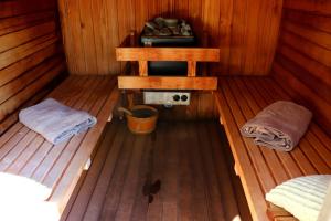 Foto da galeria de La chambre du puits avec 2 jacuzzis , sauna et Hammam privatif em Tournai